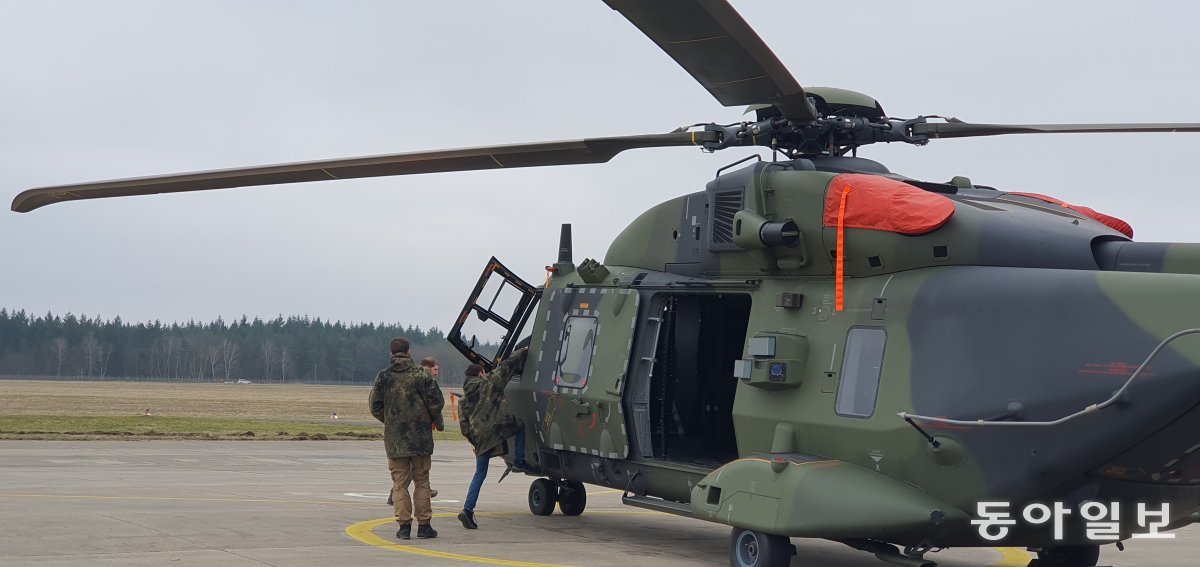 독일 니더작센주 파르스베르크의 육공군 부대에서 군 체험 프로그램 참가자들이 헬리콥터에 탑승하고 있다. 파르스베르크=조은아 특파원 achim@donga.com