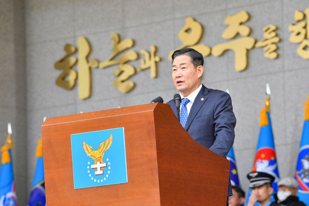 신원식 국방부 장관이 6일 제72기 공군사관생도 졸업 및 임관식에서 축사를 하고 있다.(공군 제공)