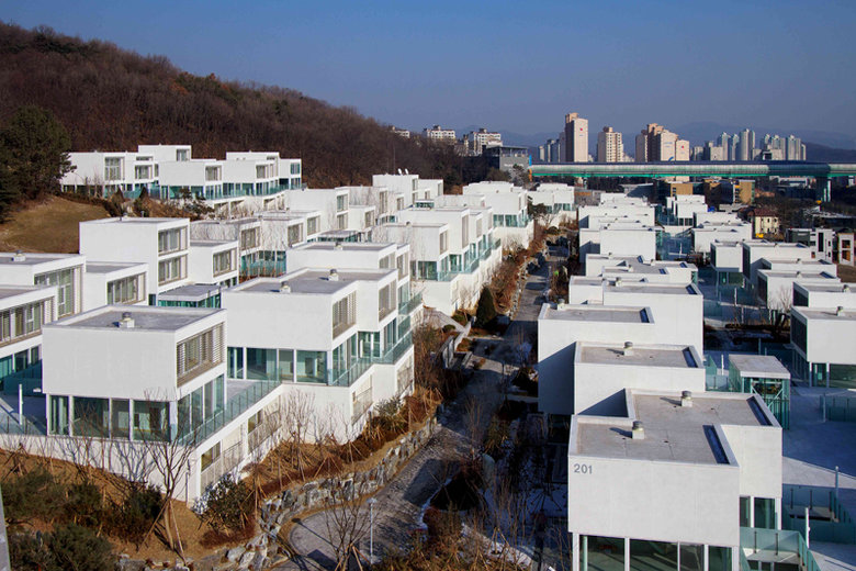 일본 건축가 야마모토 리켄이 설계한 경기 성남시의 판교 하우징. 그가 중시하는 투명 현관 등이 보인다. 사진 출처 야마모토 리켄 웹사이트