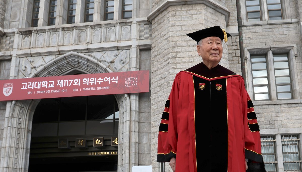 이중근 부영그룹 회장이 ‘제117회 고려대학교 학위수여식’에서 법학박사 학위를 받았다.