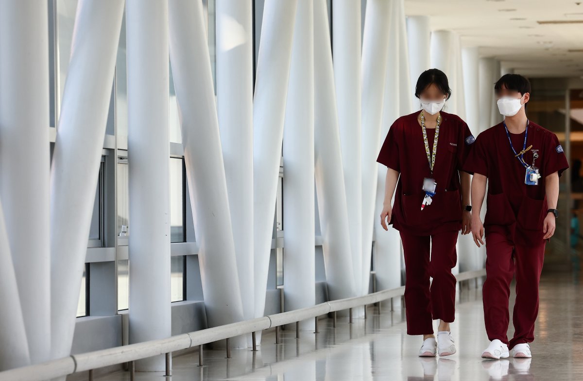 서울 시내의 한 대학병원에서 간호사들이 이동하고 있다. 2024.03.04. 뉴시스