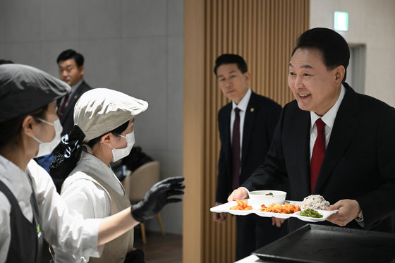 윤석열 대통령이 지난 6일 정부세종청사 중앙동 구내식당에서 열린 교육부?복지부 공무원 격려 만찬에서 배식 관계자들과 대화를 나누고 있다. (대통령실 제공) 2024.3.7