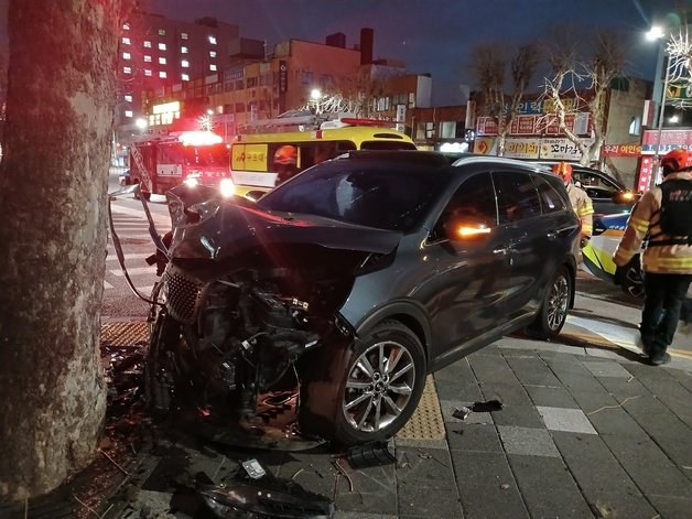 7일 오전 6시10분쯤 인천시 미추홀구 주안동 소재 도로에서 차량이 가로수를 들이받는 사고가 발생했다. 운전자 2명이 도주해 경찰이 추적 중이라고 밝혔다. 사진은 사고 현장 (인천소방본부 제공) 2024.3.7