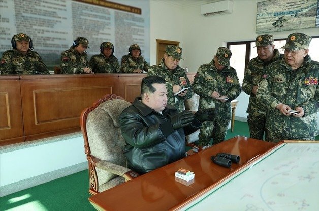 북한 노동당 기관지 노동신문은 7일 김정은 총비서가 전날(6일) 조선인민군 서부지구 중요작전훈련기지를 방문하고 훈련시설을 돌아봤다고 전했다. 김 총비서는 감시대에 올라 예견된 부대들의 실동훈련 진행계획에 대한 보고를 받고 훈련을 지도했다고 한다. (평양 노동신문=뉴스1)