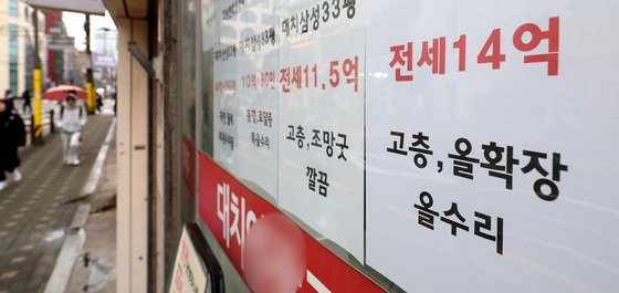 19일 서울 강남구 부동산 중개사무소에 전세·월세 시세가 붙어있다. 2024.2.19 뉴스1