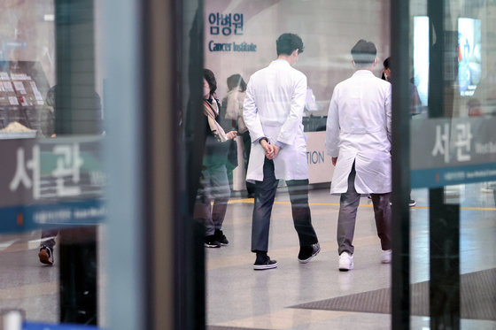 서울의 한 종합병원 로비에서 의사들이 오가고 있다. 2024.3.7 뉴스1