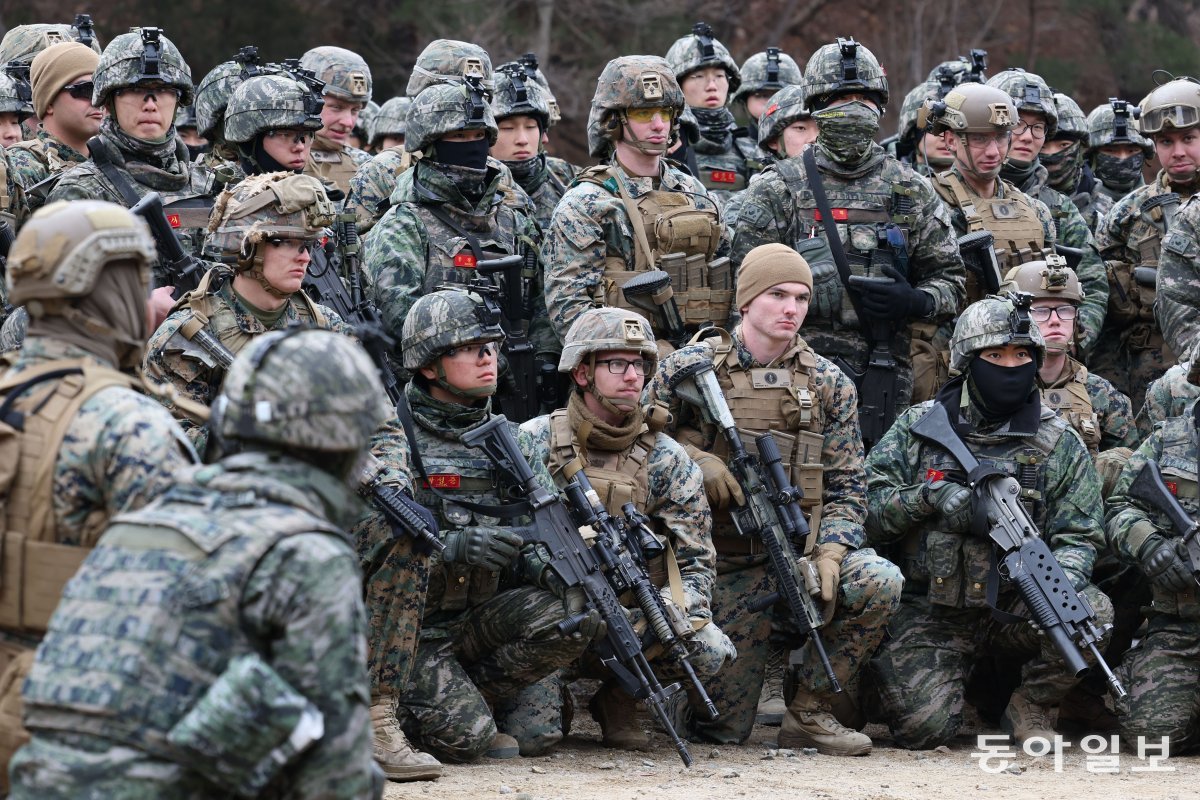 7일 한미 해병대 장병들이 KMEP 훈련에 앞서 전술 토의를 하고 있다. 박형기 기자 oneshot@donga.com