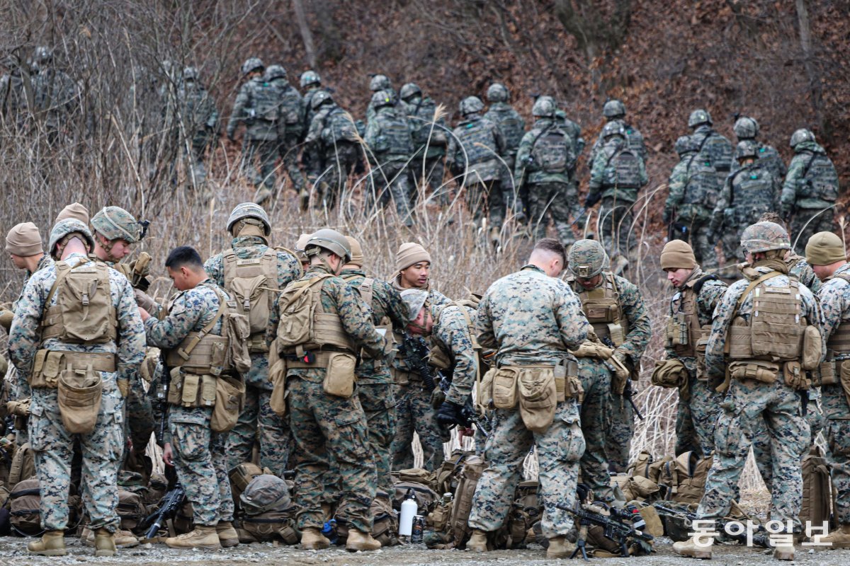 7일 미 해병대 2사단 장병들이 훈련 직전 장비를 점검하고 있다. 박형기 기자 oneshot@donga.com