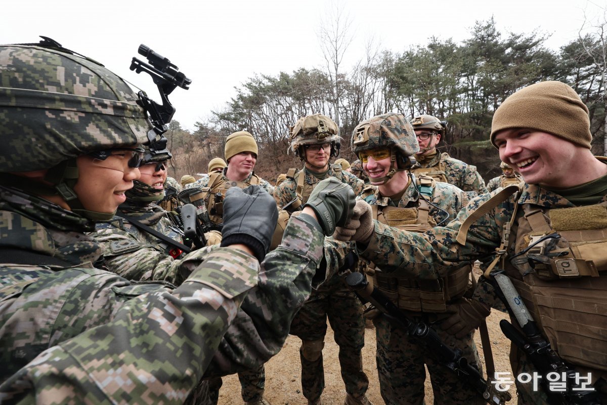 7일 한미 해병대 장병들이 훈련을 마친 뒤 친목을 다지고 있다. 박형기 기자 oneshot@donga.com