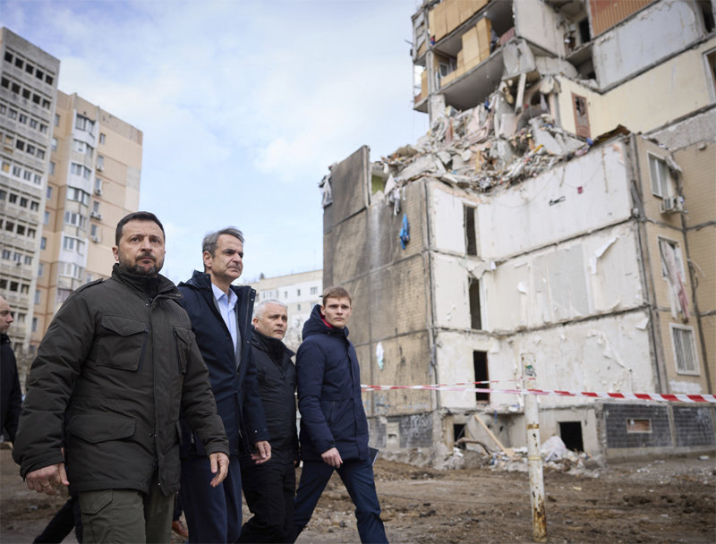 6일 우크라이나 오데사를 방문한 키리아코스 미초타키스 그리스 총리(왼쪽에서 두 번째)와 볼로디미르 젤렌스키 우크라이나 대통령(왼쪽)이 러시아 공습으로 무너진 민간 지역을 둘러보고 있다. 오데사=AP 뉴시스