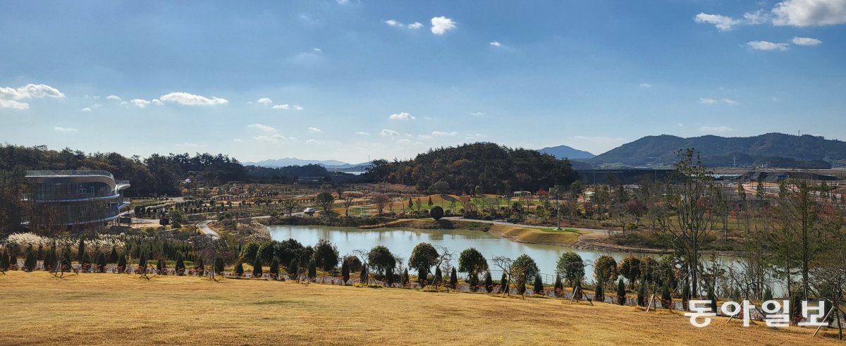 ‘간척지 기적’을 보여주는 산이정원. 단순히 자연을 감상하는 장소를 넘어 세대를 아우르는 복합문화공간으로 미래세대를 응원하는 정원을 꿈꾼다.  산이정원 제공