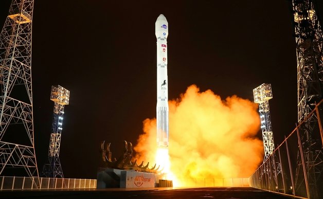 북한은 지난해 11월 서해위성발사장에서 정찰위성 ‘만리경 1호’를 탑재한 신형위성운반로켓 ‘천리마 1형’에 발사를 단행했다. (평양 노동신문=뉴스1)