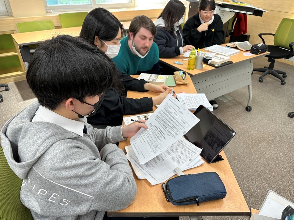 경북사대부고 IB반 학생들이 조슈아 코템 원어민 교사(가운데)와 영어수업을 하고 있다. 이 수업을 기획한 장밝은 교사는 “이 수업을 통해 아이들의 성장과 가능성을 확인한 이상 계속 비슷한 수업을 할 것”이라면서 “예전의 주입식 교육으로 돌아갈 수 없다”고 했다.  경북사대부고 제공