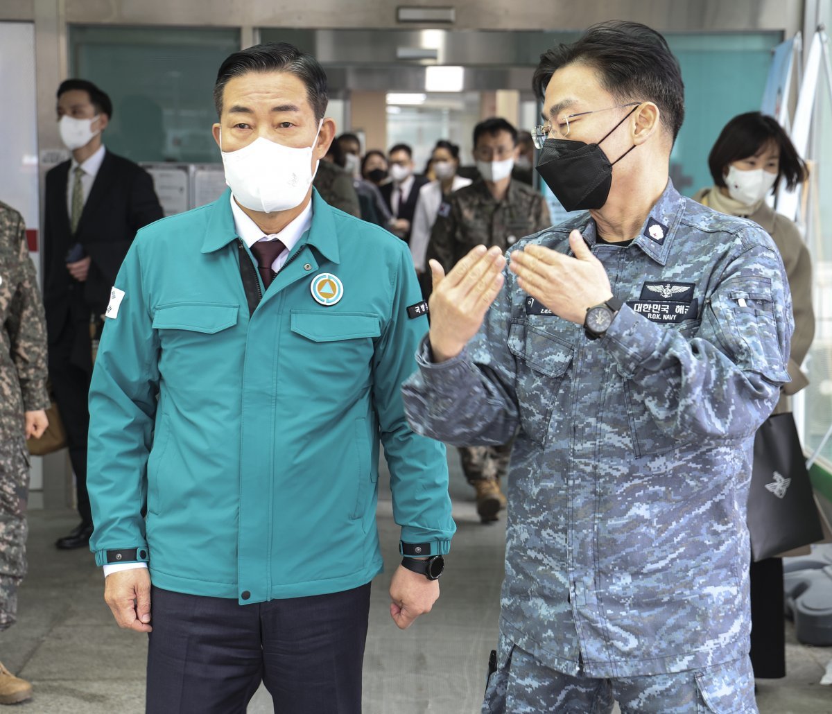 신원식 국방부 장관이 5일 군 비상진료체계 운영 상황 점검 및 군 의료진 격려 차 국군대전병원을 방문, 이국종 국군대전병원장으로부터 응급실 운영 현황에 대한 보고를 받고 있다. (국방부 제공) 2024.3.5