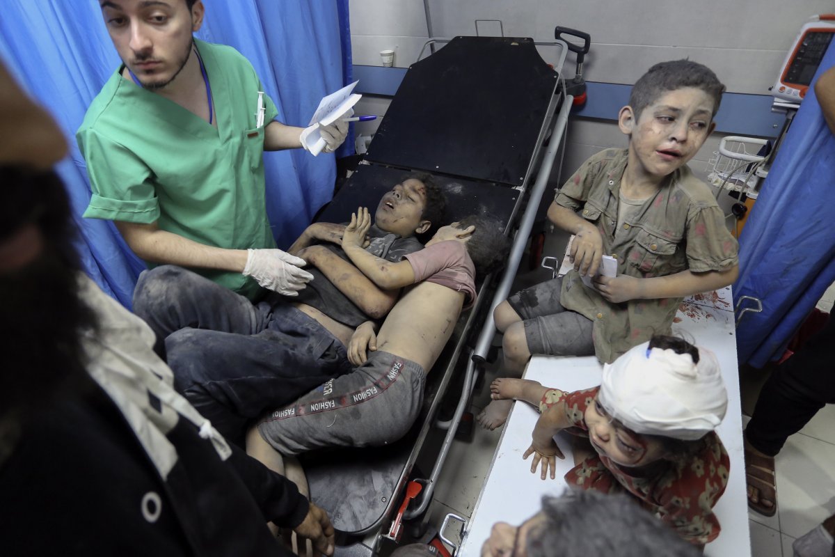 지난해 10월 23일 가자지구 북부 가자시티에 있는 알시파 병원에서 이스라엘 공습으로 다친 팔레스타인 어린이들이 치료를 받고 있다. 가자시티=AP 뉴시스