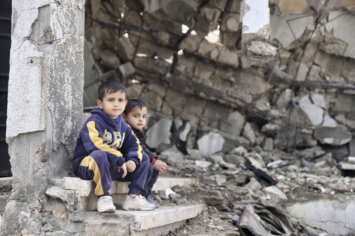 이스라엘의 공습으로 쑥대밭이 된 가자지구 북부 가자시티에서 27일(현지 시간) 어린 아이들이 붕괴된 건물 위에 앉아 쉬고 있다. 가자시티=신화뉴시스