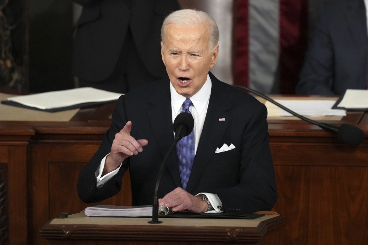 조 바이든 미국 대통령이 7일(현지 시간) 미 의회에서 신년 국정연설을 하고 있다. 워싱턴=AP 뉴시스