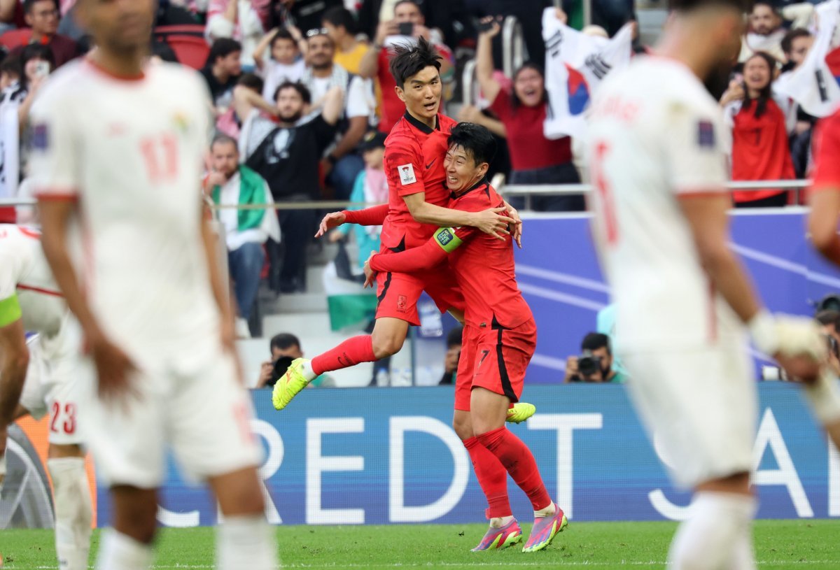 Hwang In-beom of the Korean national soccer team scored a dramatic equalizer in the second half of extra time in the second half of the match between Jordan and South Korea in the 2023 Asian Football Confederation (AFC) Qatar Asian Cup Group E group stage held at Al Thumama Stadium in Doha, Qatar on the 20th (local time). Hugging with Son Heung-min.  2024.1.20 News 1