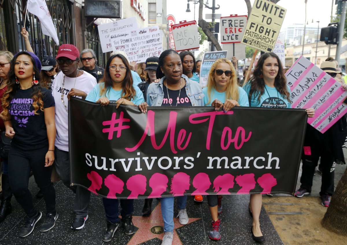 2017년 11월 미투 운동의 창시자 타라나 버크(왼쪽에서 네 번째)가 미국 할리우드에서 열린 ‘미투 생존자들의 행진’에서 미투 해시태그가 붙은 현수막을 들고 걷고 있다. 로스앤젤레스=AP 뉴시스