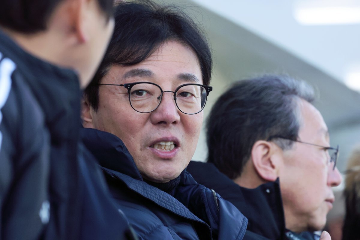 Hwang Seon-hong, interim coach of the national soccer team News 1