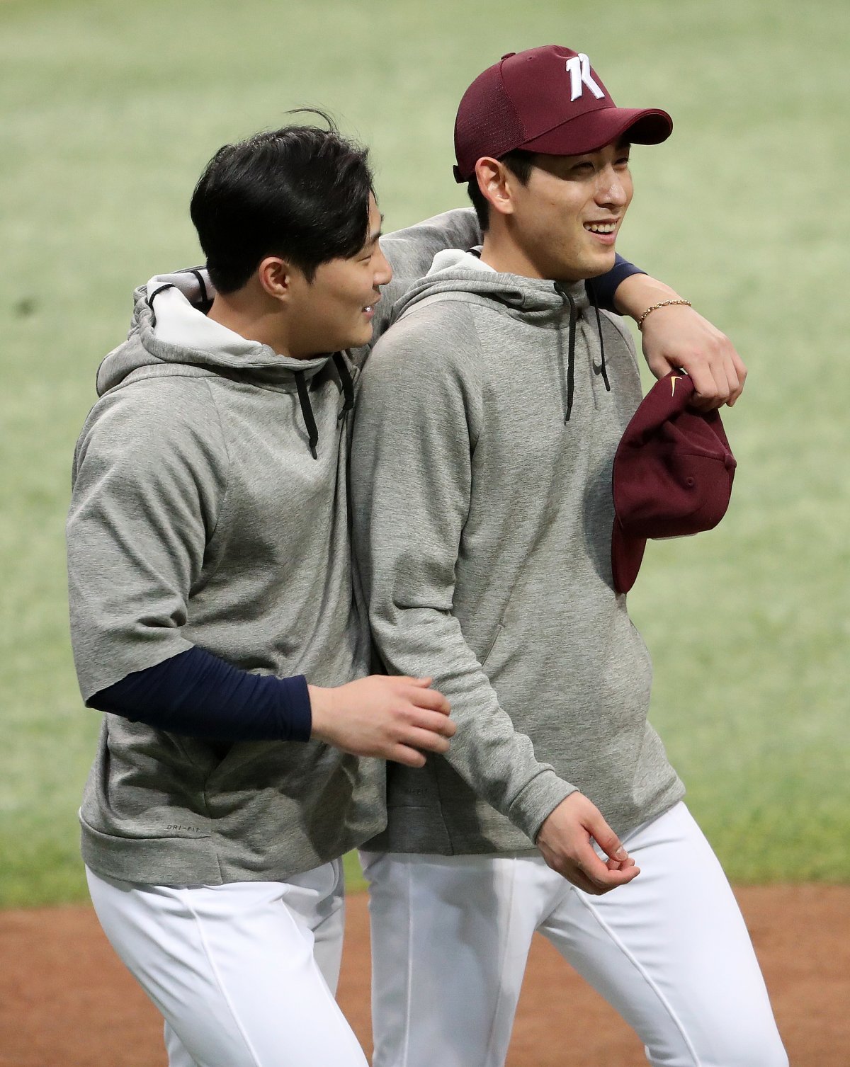 김하성(왼쪽)과 이정후는 2017~2020년 키움 히어로즈에서 함께 뛰었다.  2021.2.1. 뉴스1