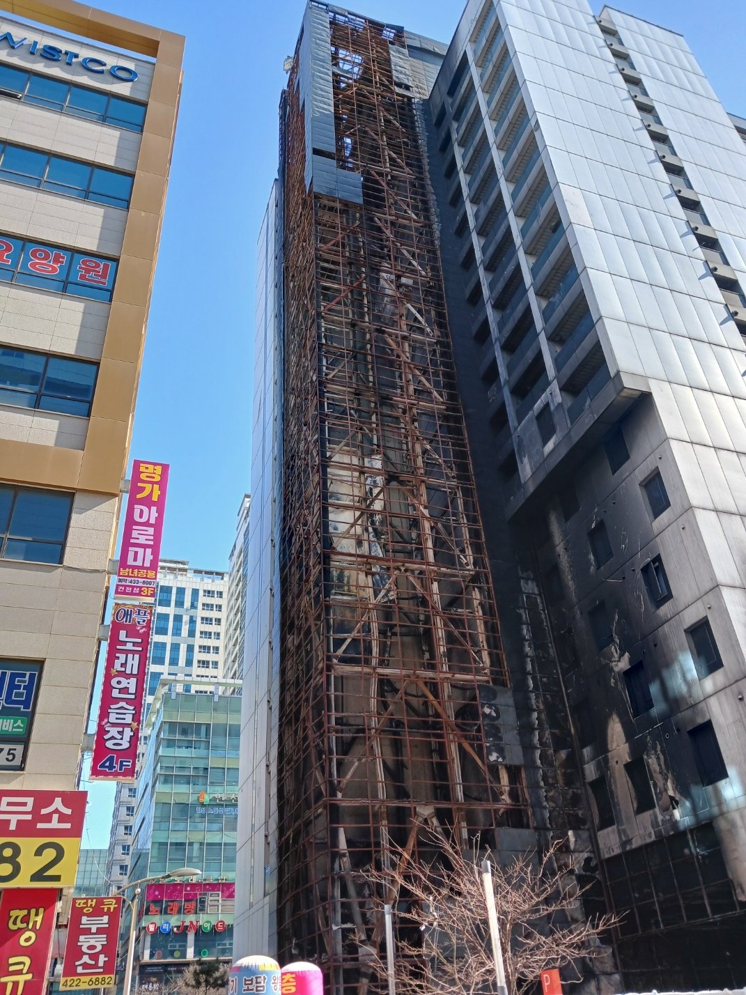 지난해 화재로 인해 부상자 54명이 발생한 인천시 남동구 논현동 소재 인천 호텔에서 8일 오후 2시16분쯤 구조물이 떨어지는 사고가 발생했다. (인천소방본부 제공) 2024.3.9