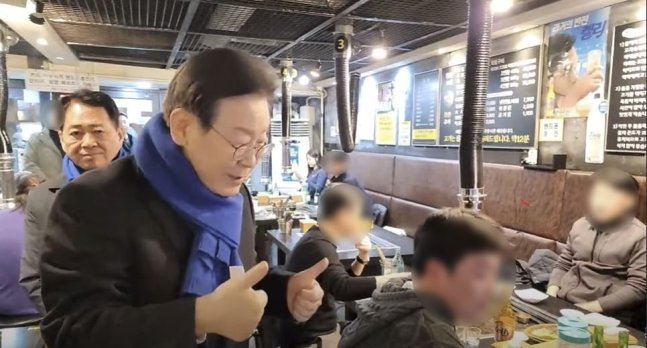 지난 8일 자신의 지역구인 인천 계양을에서 선거 운동을 하던 중 한 테이블에 앉은 젊은 남성을 향해 “설마 2찍, 2찍 아니겠지?”라고 말하며 웃음을 터뜨린 이재명 더불어민주당 대표. 이재명 더불어민주당 대표 유튜브 캡처