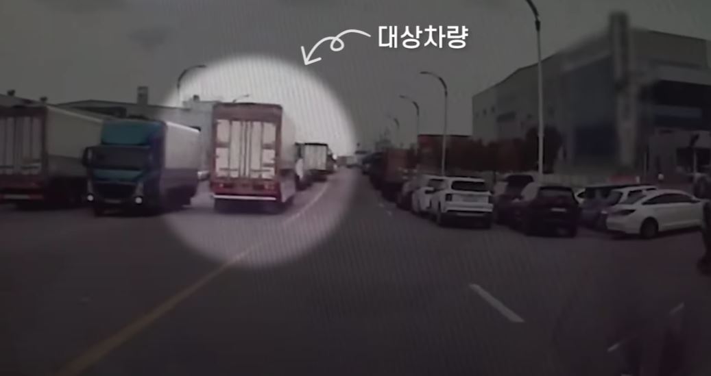 시동을 걸어놓은 채 움직임이 없던 트럭. 경찰청 유튜브 캡처