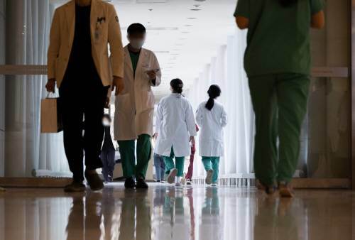 서울의 한 대형병원에서 의료진들이 발걸음을 옮기고 있다. 뉴스1