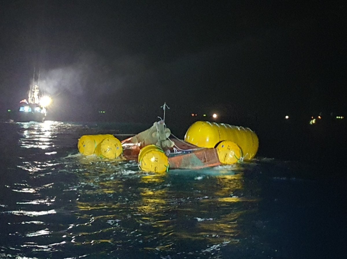 10일 통영 전복어선 실종자를 찾기 위한 야간 수색 작업이 진행되고 있다.(통영해경 제공)