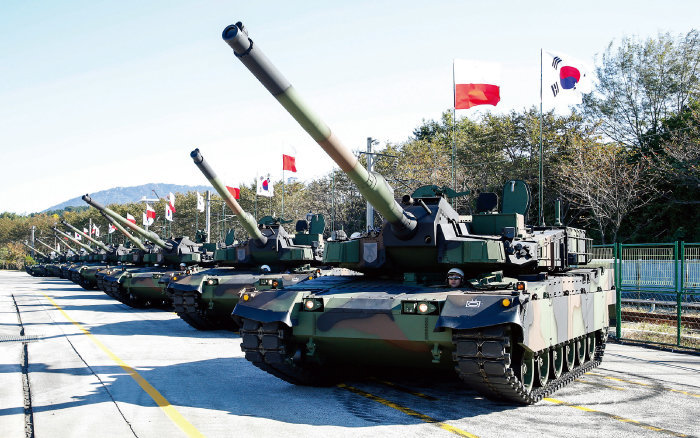 수출 실행계약 2개월 후인 2022년 10월 한국에서 폴란드로 초도 출고된 K2 전차. [현대로템 제공]