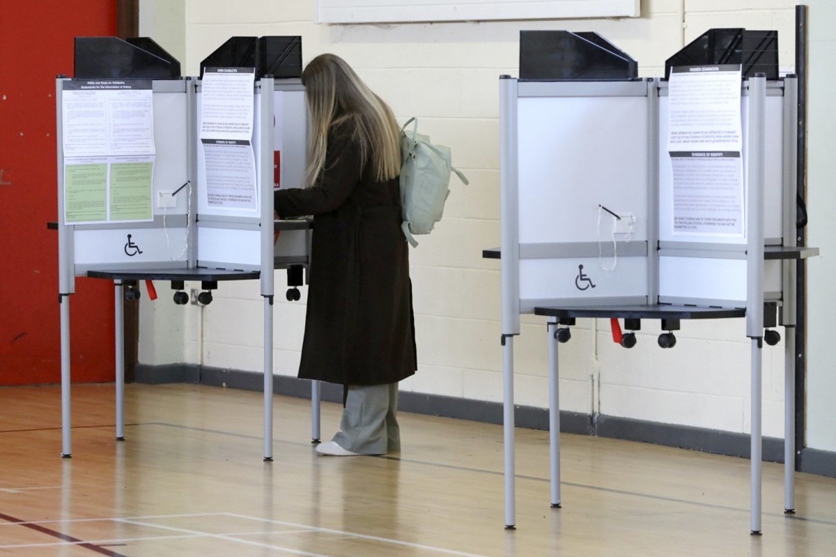아일랜드에서 8일(현지 시간) 헌법 조항 두 가지를 수정하는 것을 두고 국민투표가 열렸다. 한 시민이 수도 더블린의 투표소에 나와 투표하고 있다. 더블린=AP 뉴시스