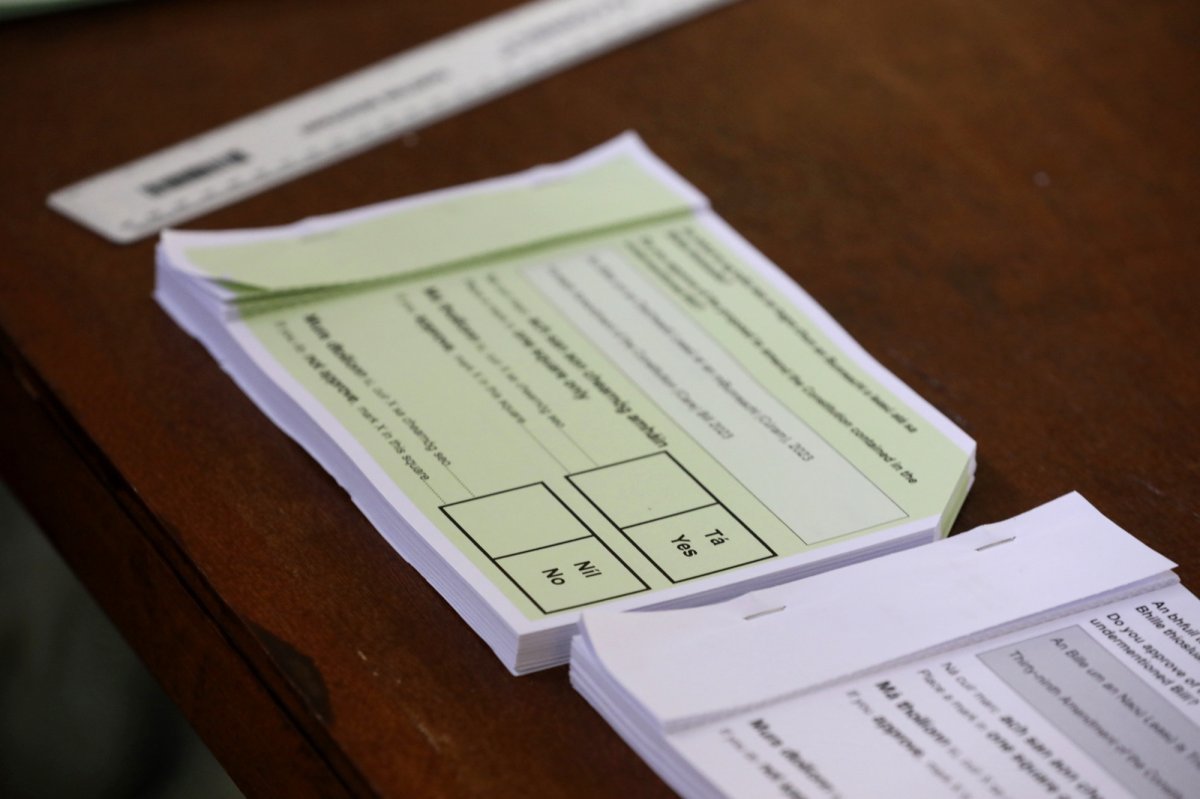 아일랜드에서 8일(현지 시간) 헌법 조항 두 가지를 수정하는 것을 두고 국민투표가 열렸다. 수도 더블린의 한 투표소 책상에 놓인 투표용지의 모습. 더블린=AP 뉴시스