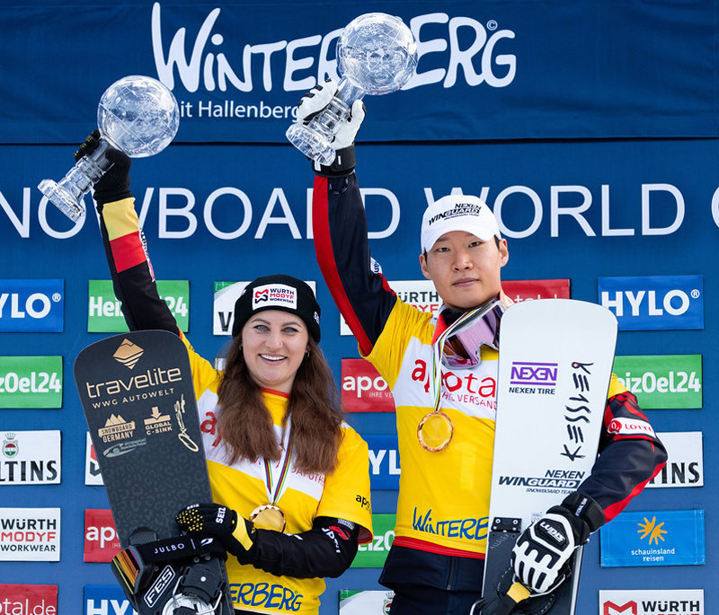 이상호(오른쪽)가 10일 국제스키연맹(FIS) 스노보드 알파인 남자 평행회전 시즌 랭킹 1위를 확정한 뒤 여자 평행회전 시즌 랭킹 1위 에스테르 레데츠카(체코)와 나란히 크리스털글로브를 들어 보이고 있다. FIS 제공