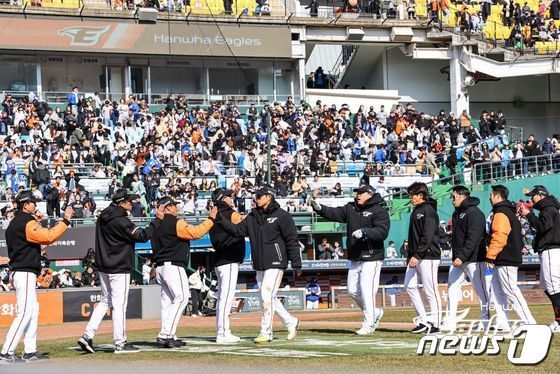 시범경기 개막 2연전에서 매진을 이룬 대전구장. (한화 제공)