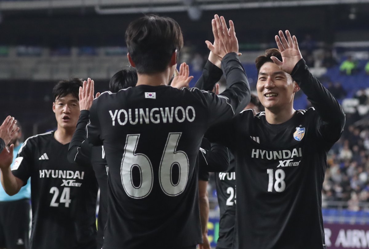 2월 15일 오후 울산 문수축구경기장에서 열린 ‘2023-2024 아시아축구연맹(AFC) 챔피언스리그(ACL) 16강 1차전 울산 HD FC와 반포레 고후의 경기에서 울산 설영우가 팀의 세 번째 골을 넣은 뒤 주민규와 하이파이브를 하고 있다. 2024.2.15 뉴스1