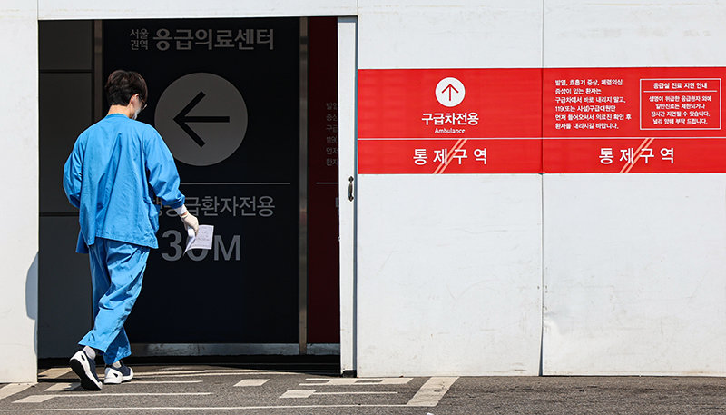 전공의 집단행동이 이어지고 있는 10일 서울 시내 한 대학병원에서 의료진이 응급실로 향하고 있다. 2024.3.10. 뉴스1