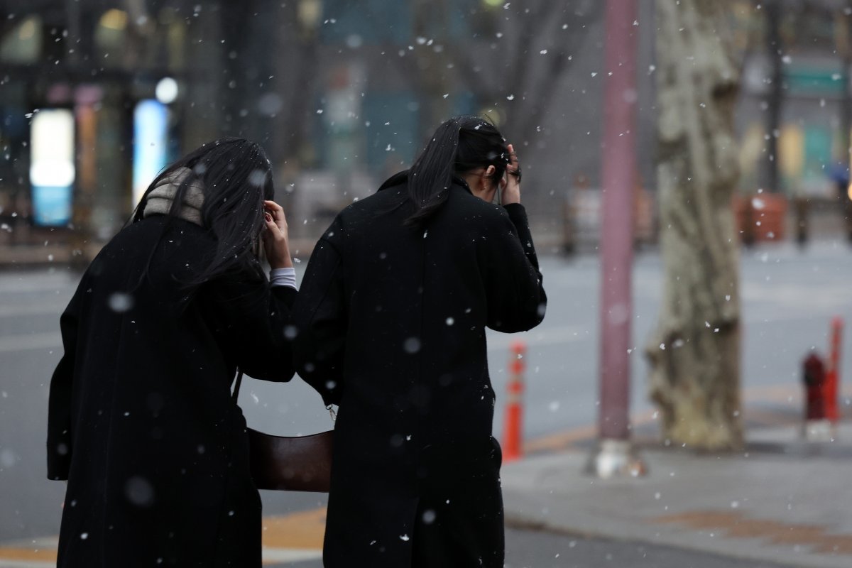 퇴근길 무렵 수도권을 비롯한 중부지역에 눈이 내린 지난 2월5일 오후 서울 종로구 종각역 인근에서 시민들이 발걸음을 재촉하고 있다. (사진과 기사내용은 관련 없음) 2024.2.5. 뉴스1