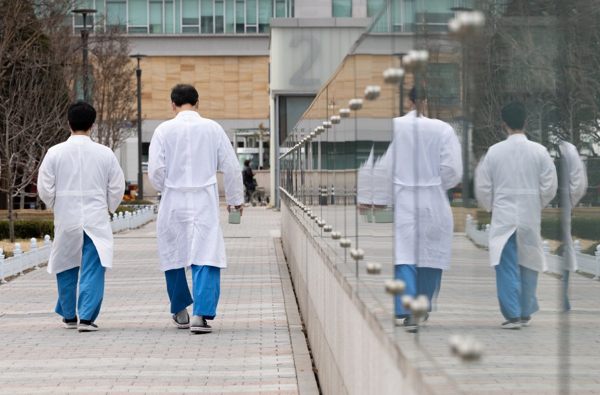 서울 소재의 한 병원에서 의료진이 발걸음을 옮기고 있다. 2024.3.6/뉴스1 ⓒ News1