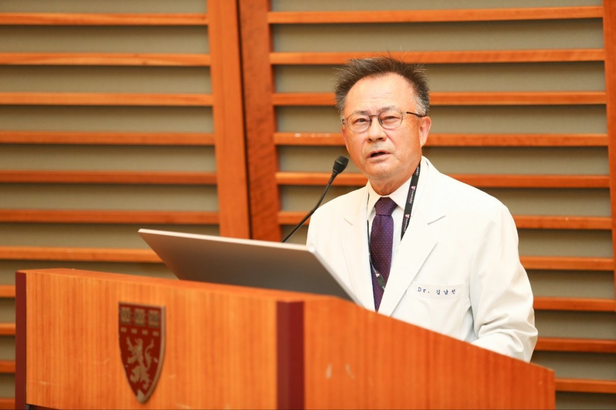 영동한의원 김남선 박사가 미국 하버드메디컬스쿨에서 ‘K-심폐단’을 통한 만성 폐쇄성 폐질환 치료 사례를 발표하고 있다. 영동한의원 제공