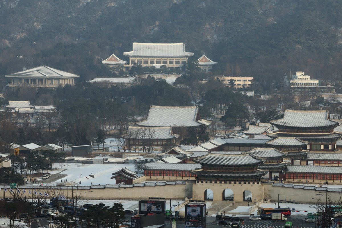 20일 오전 서울 청와대와 경복궁에 눈이 쌓여 있다. 기상청은 이날 낮부터 더 강한 한기가 내려오면서 내일 서울 아침 기온 영하 15도, 체감온도는 영하 21도까지 떨어질 것으로 예보했다. 2023.12.20./뉴스1 ⓒ News1