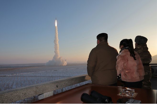 북한의 대륙간탄도미사일(ICBM) ‘화성-18형’ 발사 장면. (평양 노동신문=뉴스1)
