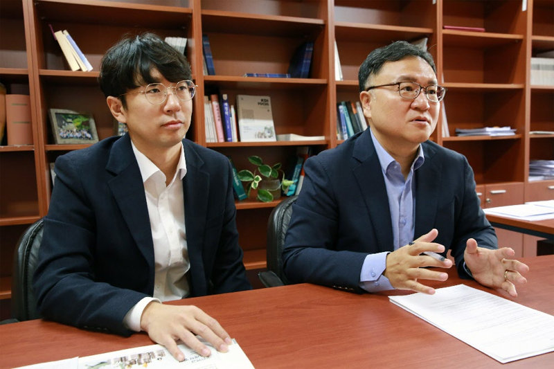 최근 ‘신연금’ 도입을 제안한 KDI의 신승룡(왼쪽) 이강구 연구위원. KDI 제공