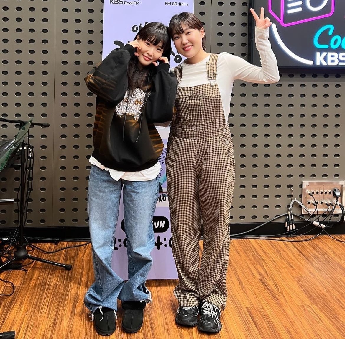 가수 청하(왼쪽)와 코미디언 이은지. (KBS Cool FM ‘이은지의 가요광장’ 공식 SNS 갈무리) /뉴스1