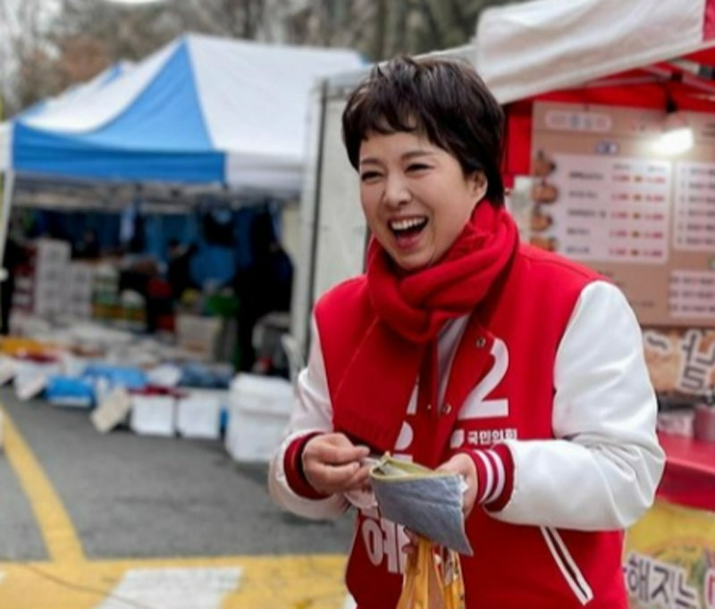 경기 성남 분당을 국민의힘 후보인 김은혜 전 대통령홍보수석비서관이 7일 분당구 정자동 한솔마을에서 인사를 하고 있다. 김은혜 후보 인스타그램