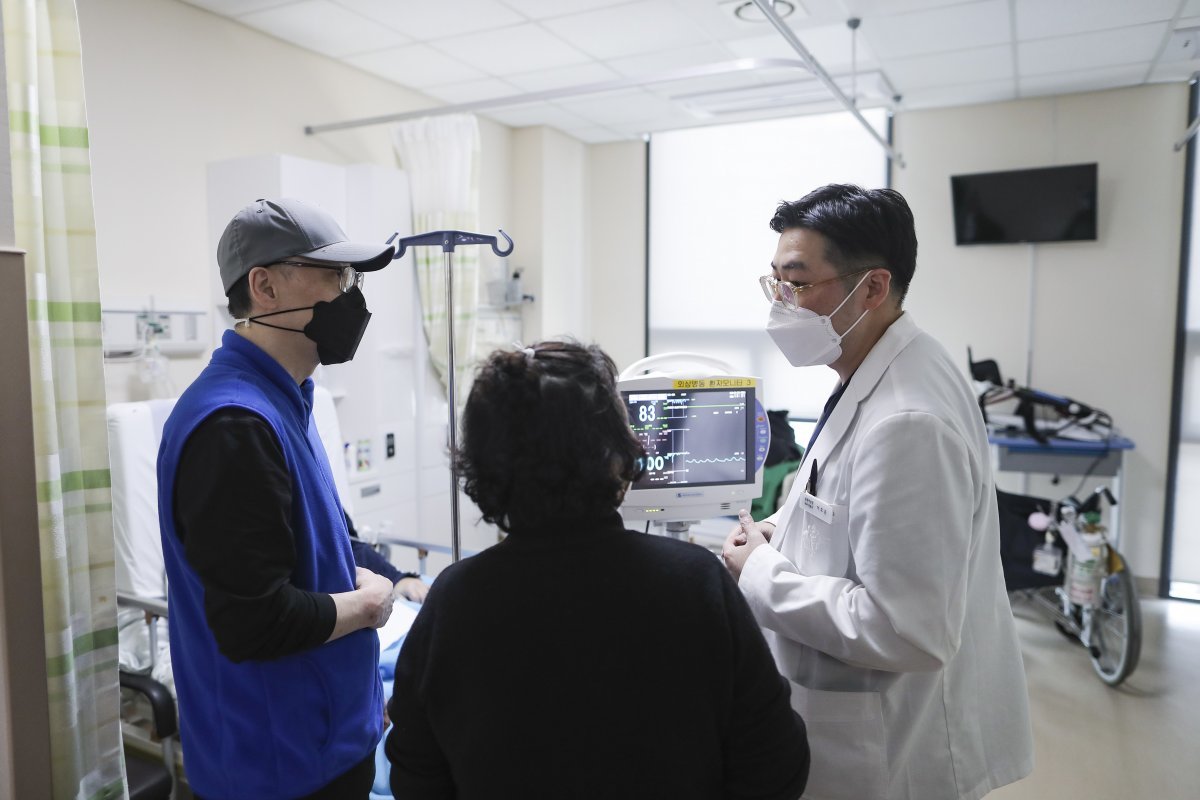 4일 경기도 성남시 국군수도병원에서 소속 군의관이 민간인 환자 보호자와 상담하고 있다. (국방부 제공)