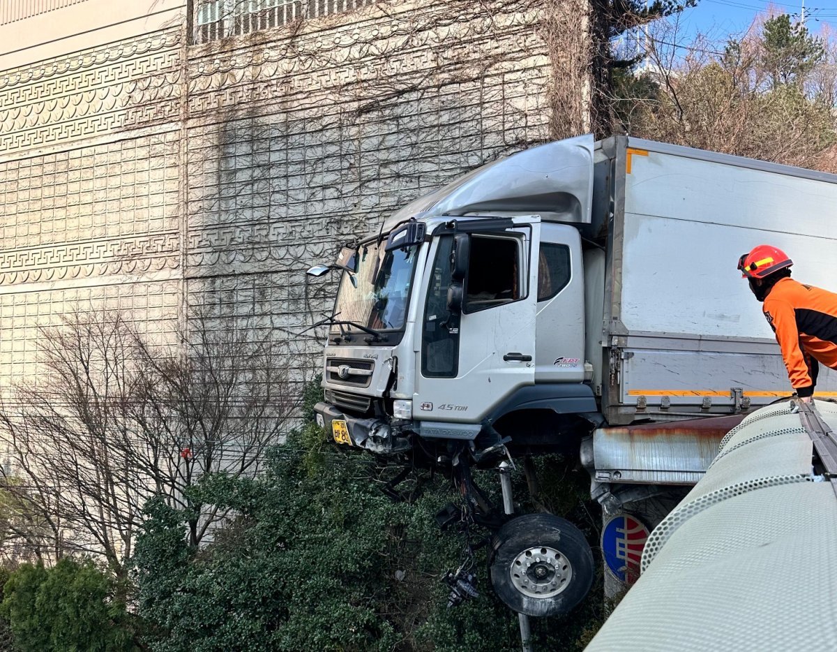 부산 동구 좌천동 고가도로에서 부산진역 방향으로 운행하던 4.5톤 트럭이 도로 측면 가드레일을 들이받고 매달려 있다.(부산소방재난본부 제공)