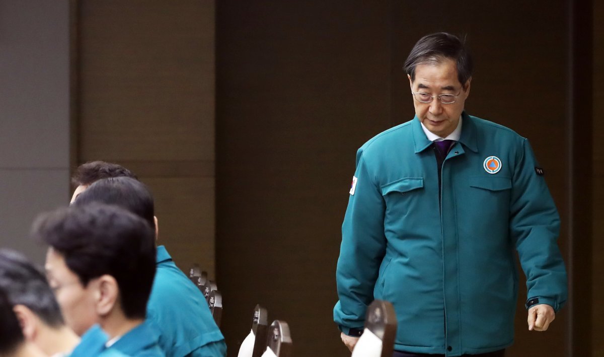 한덕수 국무총리가 13일 오전 세종시 정부세종청사에서 열린 의사집단행동 관련 중앙재난안전대책본부 회의에 입장하고 있다. 2024.3.13 뉴스1