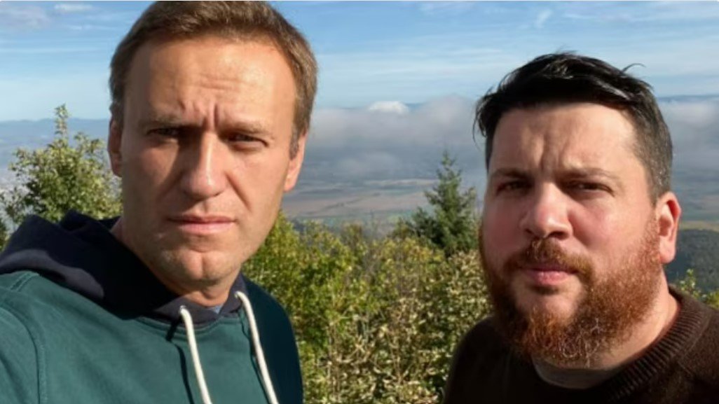 지난달 의문사한 러시아 야권 지도자 알렉세이 나발니(왼쪽)가 생전 최측근 레오니트 볼코프와 찍은 사진. 볼코프 또한 12일 괴한으로부터 망치 습격을 당했다. 사진 출처 볼코프 인스타그램