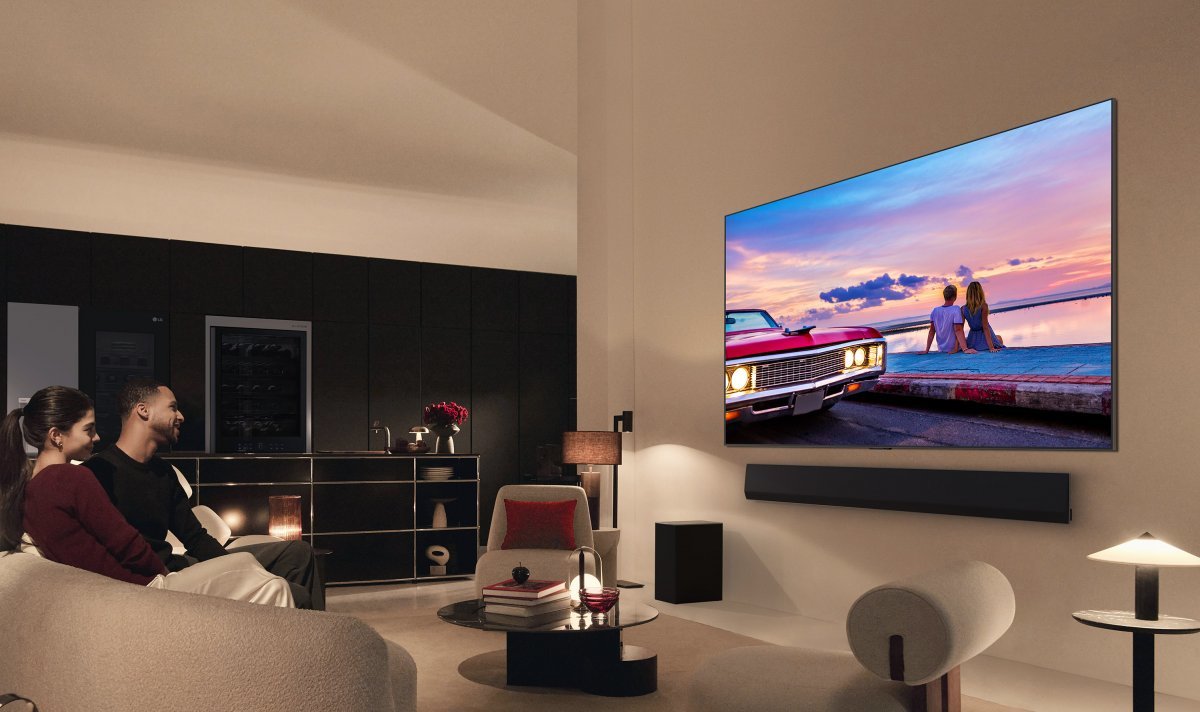 13일 LG전자는 ‘알파11 프로세서’를 적용해 그래픽 성능과 영상 처리 속도 등을 높인 2024년형 ‘LG 올레드 에보(G4) TV’(오른쪽 사진) 온라인 판매를 시작했다. LG전자 제공